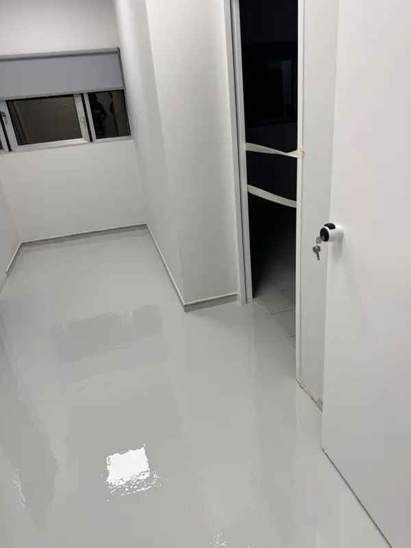 Λευκό εποξειδικό δάπεδο σε μικρό εσωτερικό χώρο γραφείου — έργο KY Construction